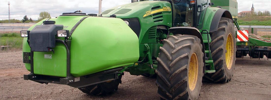 Depósito rotomoldeado montado en un tractor