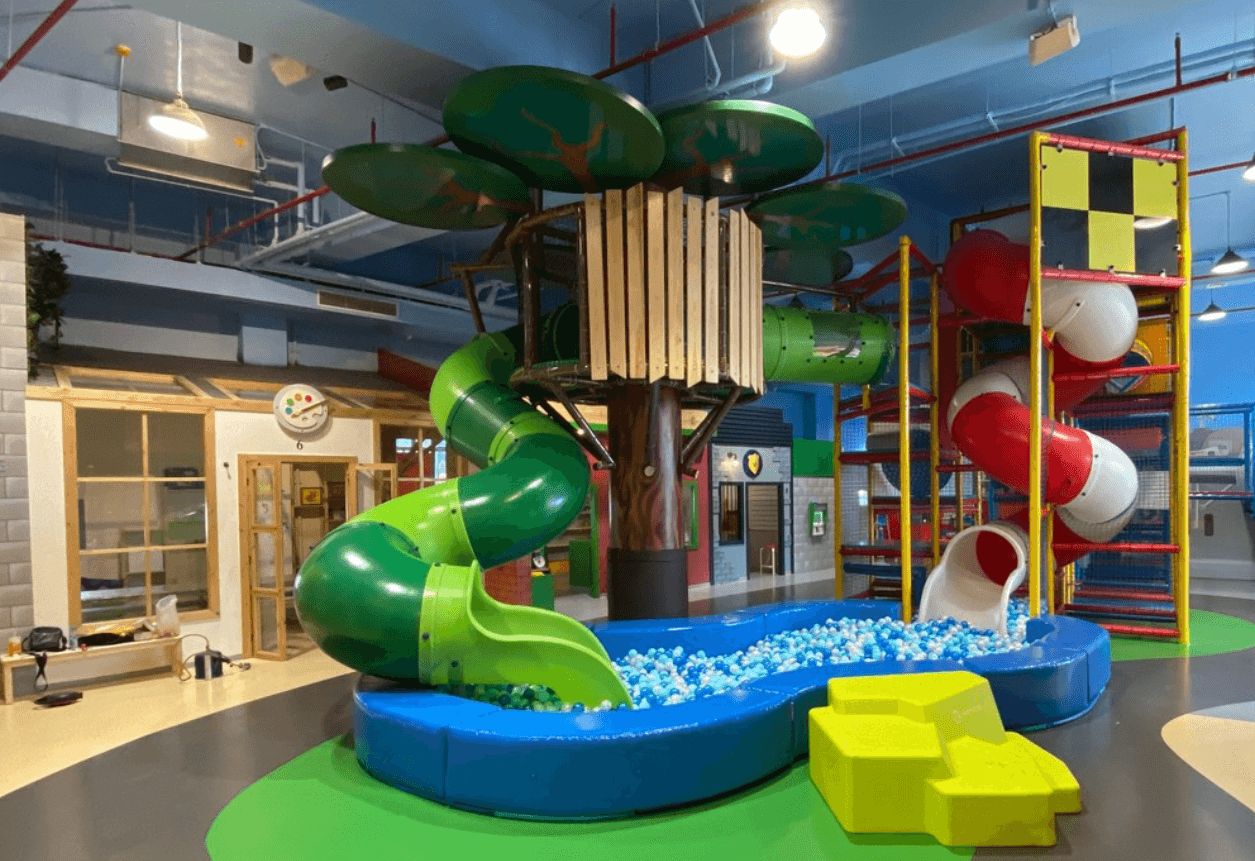 Toboganes en un parque infantil